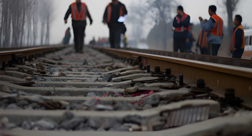 Tragedia Ferroviaria nello Yunnan: Undici Operai Perdono la Vita in Incidente con Treno Sperimentale